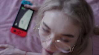 La soeur de Mostoha voulait jouer avec une console, mais j'ai son cul tout mouillé - le gang Karneli