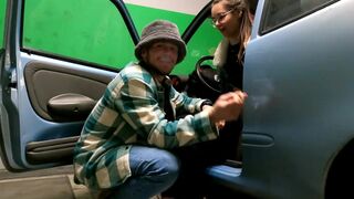 Shy girl suce et baise dur dans le parking avec un visage à visage