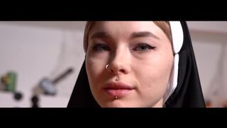 La nonne chaude frappe la grosse bite et perd le contrôle - carnelibandi