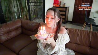 Meilleur cadeau pour ses 18 ans, aimé et baisé