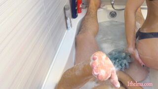 Orgasme sensible dans une baignoire dans un pov