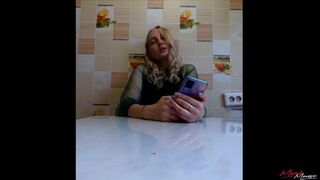 Blonde fille lecture Harry Potter assis sur un vibromasseur