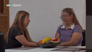 Chaud mature femme doigté jeune lesbienne chatte pendant qu'elle aime son spritzing