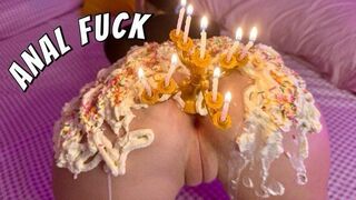 Vrog 7 : Joyeux beau-fils d'anniversaire ! Crémeux cul avec gâteau dur levrette anal baise