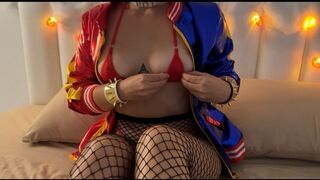 Ufo baise le chaud Harley Quinn dans un bikini à micro-ondes rouge dans chaque trou