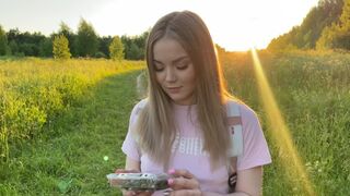Une femme fraîche a trompé son mari avec une forêt dans chaque trou