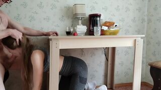 Il m'a donné un coup rapide sous la table