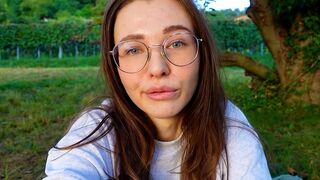 Tout seul sur le terrain: Je présente ma chatte géante et le clitoris comme une adolescente