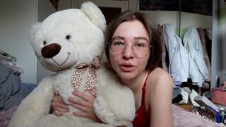 La chatte la plus crémeuse de la planète baise un ours en peluche