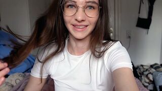 Adolescente innocente baise sa chatte à grosse bouche dur en vêtements de cowboy !