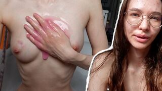 Parfait maigre adolescent fille laver son petit corps et raser ses lèvres chatte géante