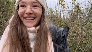 Sauvage adolescent de 18 ans pisse en plein air avec chatte géante