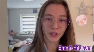 Une adolescente maigre de dix-huit ans baise sa chatte en plein air jusqu'à ce qu'elle s'en remette
