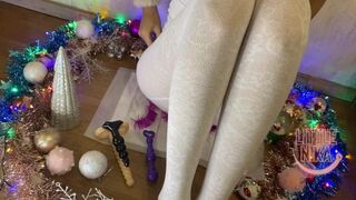L'adolescent mince se masturbe dur à la maison seul
