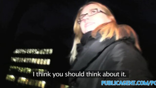 PublicAgent - Une étudiante blonde se laisse aussi aller