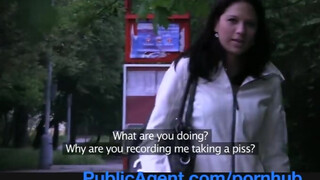 PublicAgent - Un poussin surpris en train de faire pipi