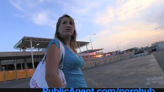 PublicAgent - La pauvre fille pense vraiment qu'elle peut être mannequin