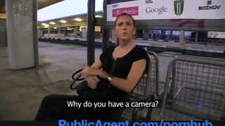 PublicAgent - fille triste attendant un train