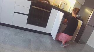 Hot femme putain de voisin dans la cuisine - vraie tricherie