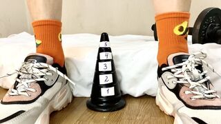 Défi: combien de temps puis-je m'asseoir sur un cône - petite nika