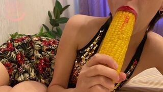 Little nika jeu anal dur avec la nourriture en 4k