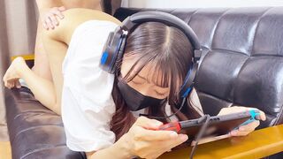 Adolescent asiatique fille tremble avec des orgasmes pendant le jeu, puis se fait baiser dur et plein