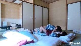 Regardez un couple d'amateurs à une pension de bien-être