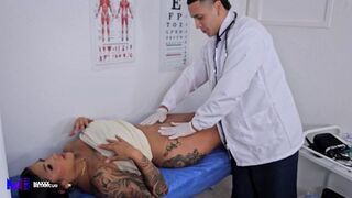 La malade laisse le docteur se frotter la bite dans le bureau - max betancur et mariana martix