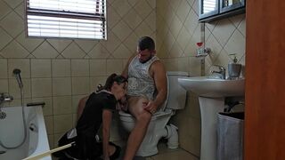 Petite salope sucant une bite géante sur le wc