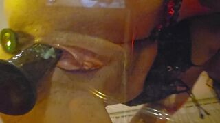 Noir gode baise en lingerie avec vaporisateur orgasme sur table en verre