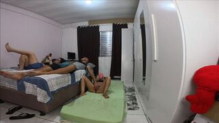 Ma femme partageait la chambre avec sa copine et la baise
