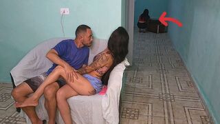 Ma femme a invité une petite amie, mais ils m'ont laissée seule dans le salon avec elle