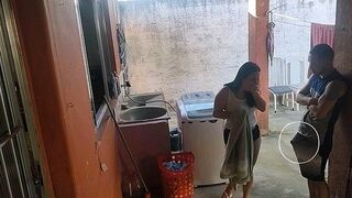 La femme est partie, la bonne n'a pas pu résister à ma queue raide