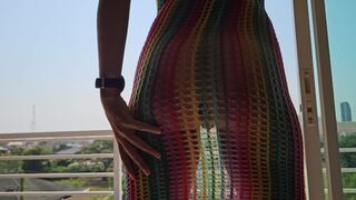 Grand plaisir et orgasme se masturber sur le soleil # aventure fille naturelle sur le balcon de l'hôtel