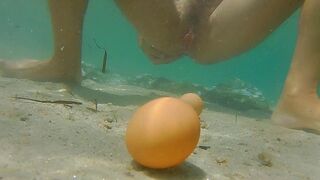 Le voyage incroyable de deux œufs au fond de la mer avec l'aventure exhibitionniste publique et la formation de chatte
