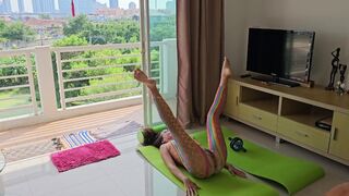 Yoga nu à la maison avec un selfie - les couleurs du yoga