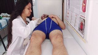 Soeur est excitée par la vue de la queue raide du patient