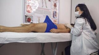 Le malade est vraiment excité par l'infirmière sexy