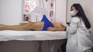 Le malade est tellement excité par le toucher de l'infirmière