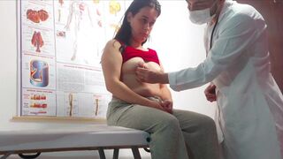 Un gynécologue lui met une fausse bite dans la bouche, un doigt dans le cul, et il baise le patient !