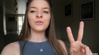 Gagnez le show en direct privé gratuit ! Baise rapide contre l'évier entre lumière douce