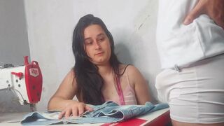 La chatte de la femme à coudre clignote comme elle voit la bite géante de son client