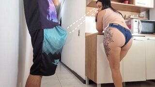 Sexe risqué avec l'ami de mon mari, je ne pouvais pas résister à sa bite raide !