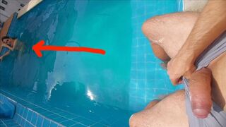 J'ai baisé ma belle-sœur dans la piscine, elle a été choquée par ma bite dure
