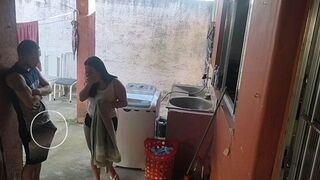 La femme s'est enfuie, la bonne n'a pas pu résister à ma queue raide