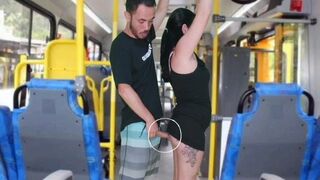 Le vieux le frotte et le frappe sur le brun dans le bus jusqu'à ce que ce soit fini