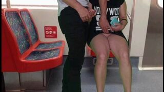 Fille de vêtements sans culotte dans le train dormant la bite d'un étranger avec les mains et la bouche en public