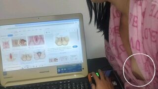 La belle-mère aide son beau-fils à étudier l'anatomie