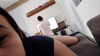 Je veux baiser ce mécanicien, lui montrer mon gros cul, voir si ça marche!