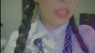 Hot écolière timide tentative de se masturber d'abord par webcam